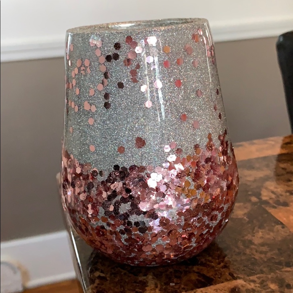 Wine tumbler with rose gold bottom